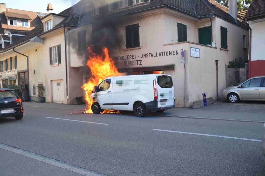 Warum der Lieferwagen anfing zu brennen ist noch nicht klar.