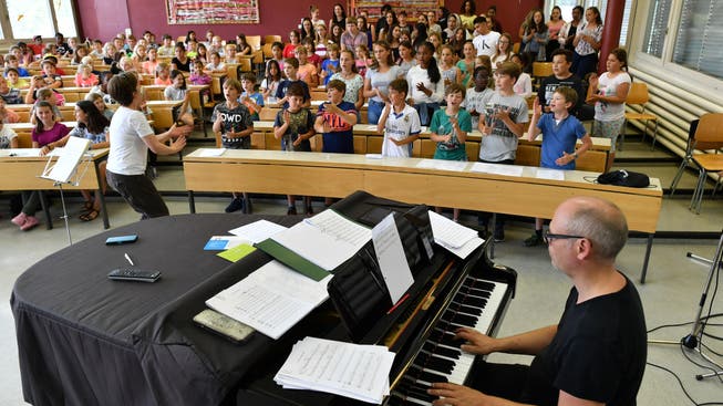 Sandra Rupp Fischer und Roman Wyss (am Klavier) bei der ersten und einzigen Gesamtprobe des grossen Schülerchores.
