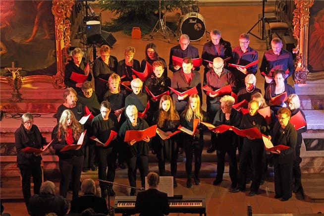 Am Weihnachtskonzert in der Stiftskirche engagieren sich jeweils zahlreiche Dorfvereine sowohl musikalisch wie auch im Hintergrund. Im Bild: Der Auftritt des Gemischten Chors Schönenwerd. Bruno Kissling