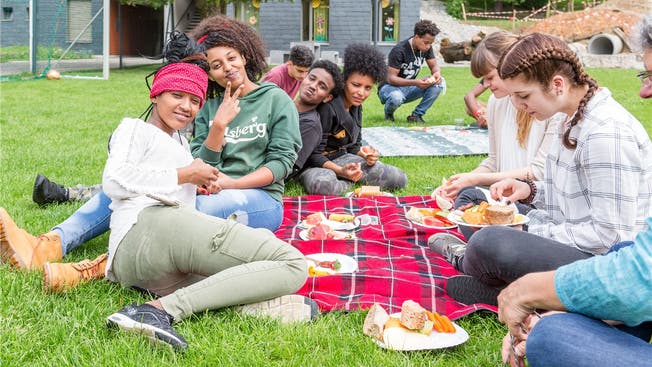Tauschen sich aus: UMAS und Klingnauer Schülerinnen geniessen gemeinsam das Picknick.