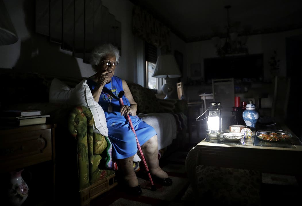 Derweil sitzt Mary Della Ratta (94) in Naples (Florida) noch immer im Dunkeln. Nur eine batteriebetriebene Laterne spendet ihr Licht.