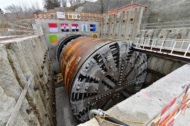 Die Demontage der Tunnelbohrmaschine in der engen Zielbaugrube bei Gretzenbach wird mehrere Wochen dauern.Bruno Kissling