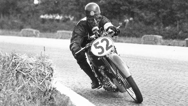 Dario Ambrosini, (hier auf einer Aufnahme von 1949) ist einer der grossen italienischen Stars, die in Weiningen an den Start gehen. 1950 wird er Weltmeister in der 250-ccm-Klasse.