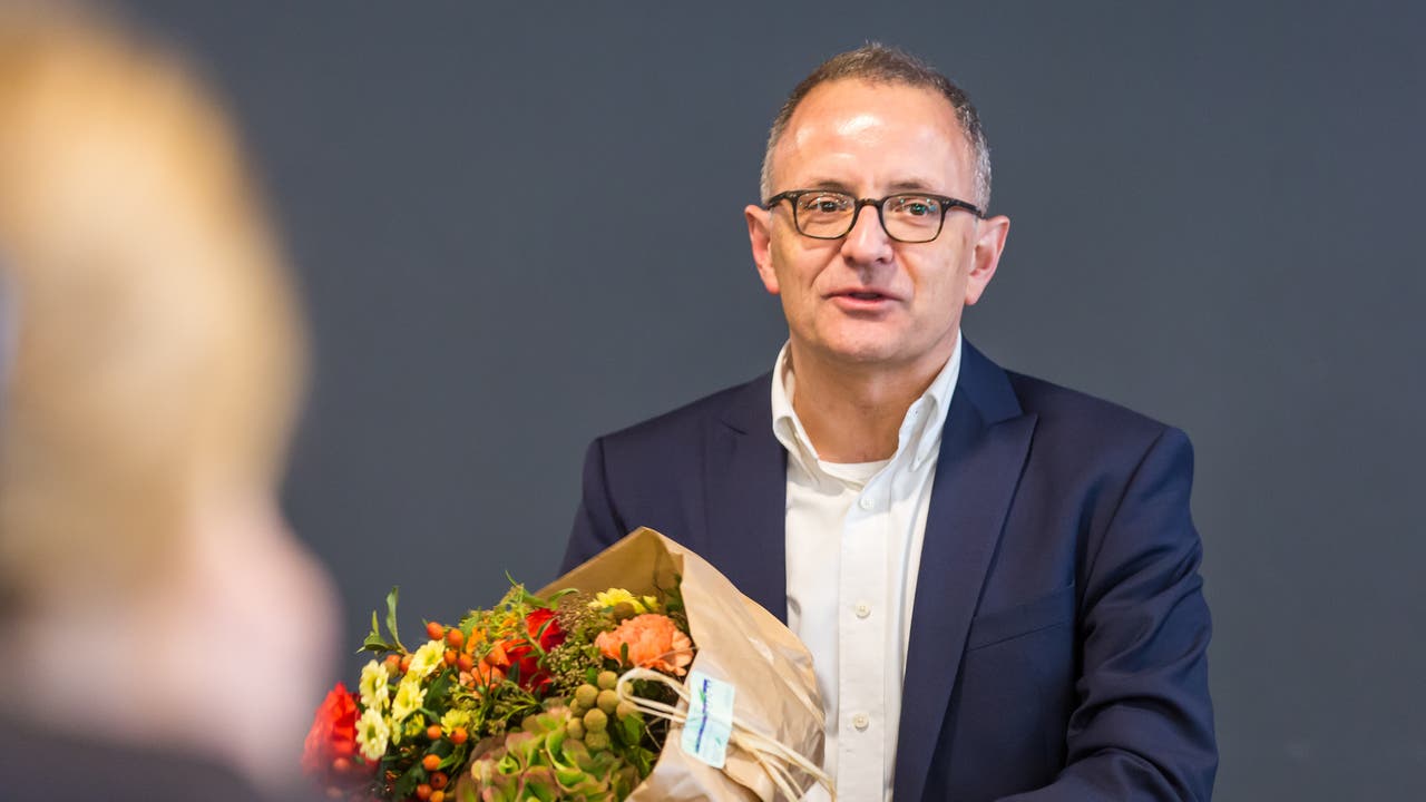 Blumen für den Sieger: Hanspeter Hilfiker ist neuer Stadtpräsident von Aarau.