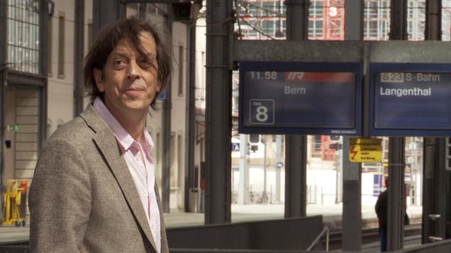 Pedro Lenz am Bahnhof Olten. Von hier aus besucht er Destinationen in der ganzen Schweiz.