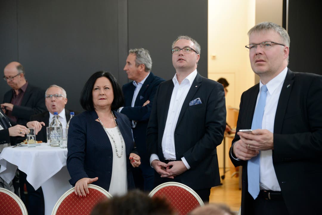 Die Regierungsratskandidaten Marianne Meister und Remo Ankli im Palais Besenval. Rechts stehts Parteipräsident Christian Scheuermeyer.