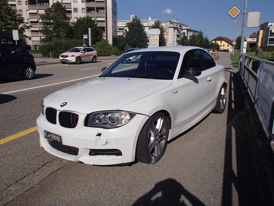 Rothrist (AG), 15. August Ein 24-jähriger BMW-Fahrer hat innerorts so stark beschleunigt, dass sein Auto ausser Kontrolle geriet und schleudernd gegen ein Geländer prallte. Ihm wurde der Führerausweis abgenommen. Verletzt wurde niemand.
