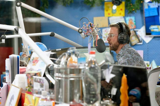 Nik Hartmann 2012 in der Glasbox von «Jeder Rappen zählt». Für private und öffentlich-rechtliche Radiostationen gelten andere Verordnungen.