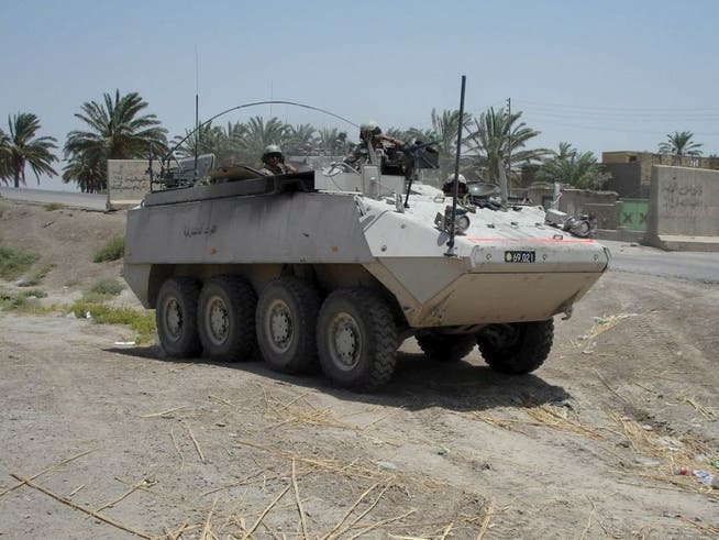 Dänische Soldaten in ihrem Mowag-Piranha-Radpanzer 2006 auf Patrouille im irakischen Basra. Ein Radpanzer kann sowohl für defensive als auch für offensive Aufgaben eingesetzt werden. (Archiv)