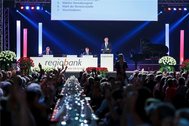 In der Sporthalle Zuchwil bildeten die Aktionärinnen und Aktionäre wieder eine imposante Kulisse für die Verantwortlichen der Regiobank.