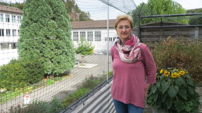 Brigitte Meili auf der Terrasse ihrer Wohnung neben dem Bez-Areal.