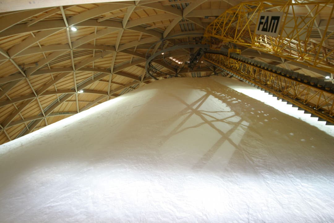 21 Bohrlöcher sind in Möhlin aktiv. Das gewonnene Salz wird in den beiden Saldomen eingelagert, der «Saldome 2» bietet Raum für 100 000 Tonnen Auftausalz.