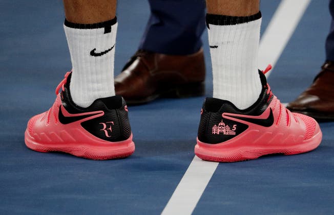 Roger Federers Schuhe mit der Silhouette der Flinders Street Station sollen schon bald einen Schönheitsfehler haben.