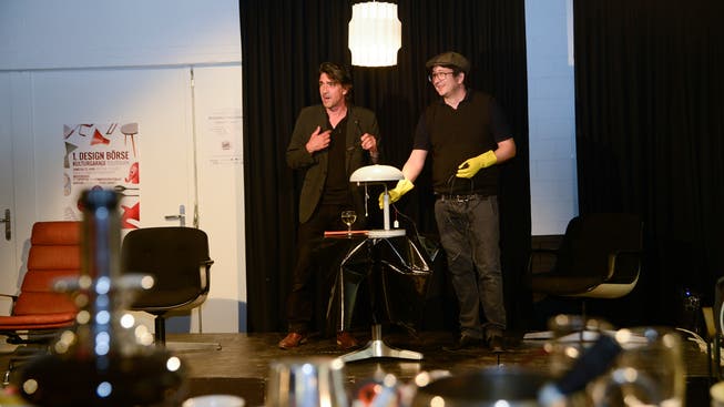 Jens Wachholz (links) und Matthieu Haudenschild versteigern eine Tischlampe von Otto Mueller, fabriziert in den Dreissigerjahren von der Firma Belmag. Für lausige 229 Franken kam das Ding unter den Hammer.