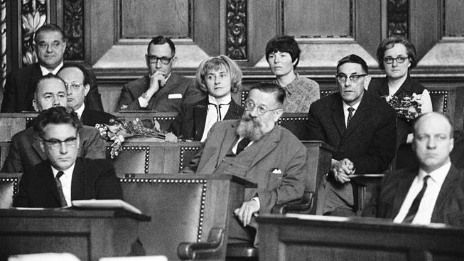 Die erste Grossratssitzung mit Frauenbeteiligung am 9. Mai 1968. Prominentes Neumitglied: Märchenerzählerin Trudi Gerster (Mitte).