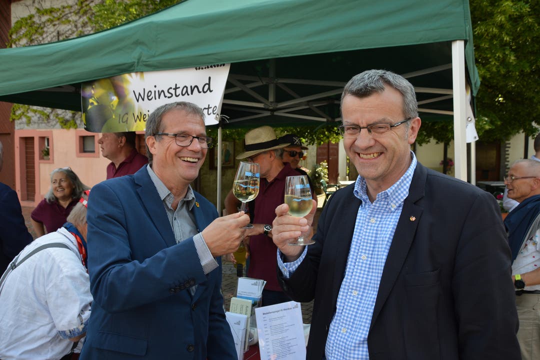 Oberbürgermeister Klaus Eberhardt und Stadtammann Franco Mazzi stossen mit Hertener Wein an