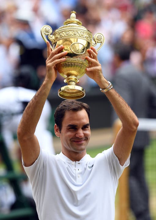 Roger Federer und der Wimbledon-Pokal - zum achten Mal kann er ihn in die Höhe stemmen.
