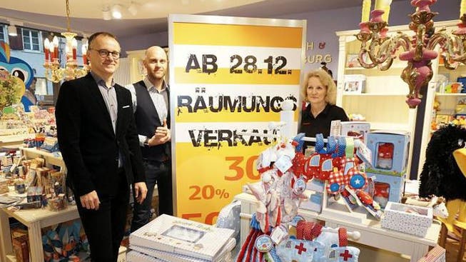 Bald ist hier Wäsche zu sehen: Ulrich Gröber (von links), Geschäftsführer des Unternehmens May, mit den Mitarbeitern Daniel Kistner (Öffentlichkeitsarbeit) und Martina Kammerer (Abteilungsleiterin Spielwaren) im Geschäft Vedes Spiel + Freizeit, das derzeit Räumungsverkauf hat.