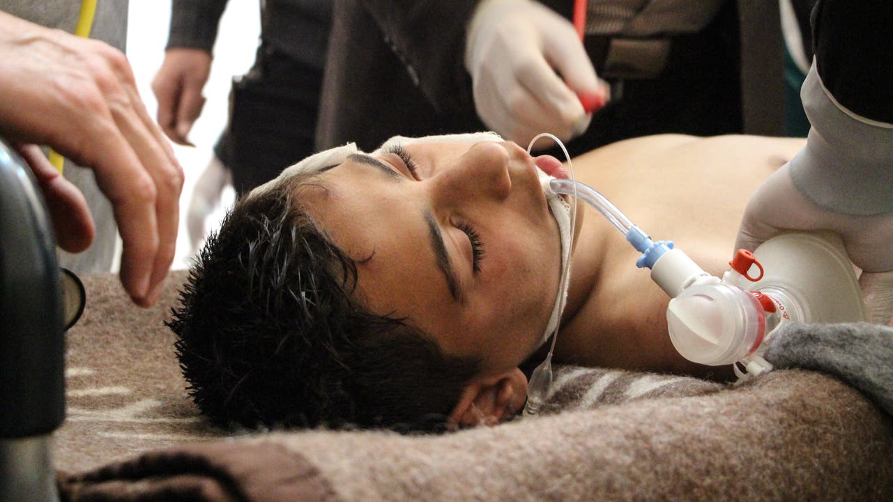 In Chan Scheichun in der syrischen Provinz Idlib sind laut Aktivisten mindestens 87 Zivilisten bei einem Luftangriff mit Giftgas getötet worden.