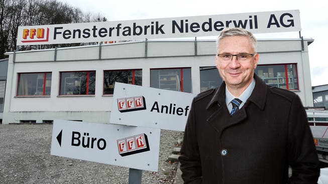 Andreas Glarner ist überzeugt, dass es für die Fensterfabrik Niederwil eine Lösung geben muss. (Fotomontage)