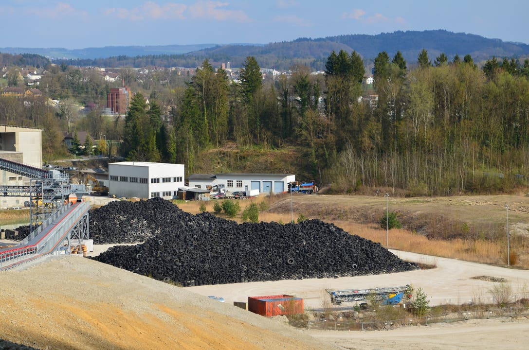 Eine Fahrt durch den Steinbruch Jakobsberg-Egg Pneus dienen im Ofen der Zementfabrik als Energiequelle.