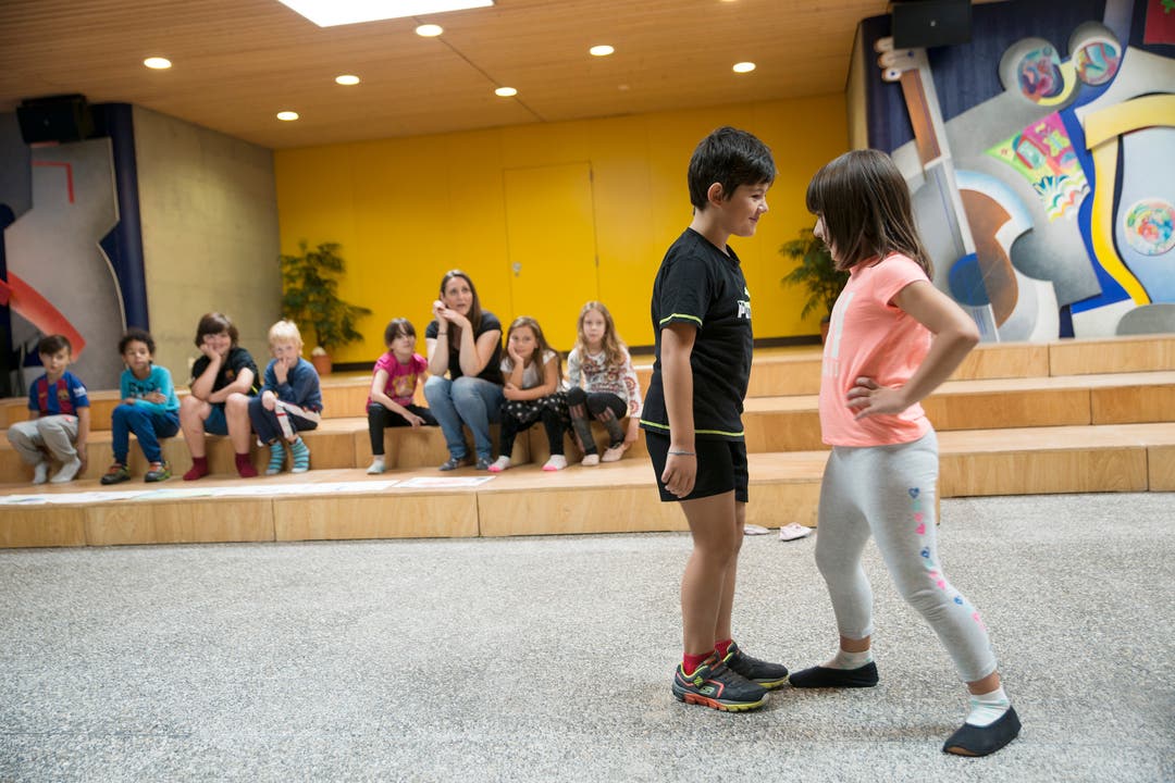 In spielerischen Szenen erarbeiten die Kinder ihre Theateraufführung