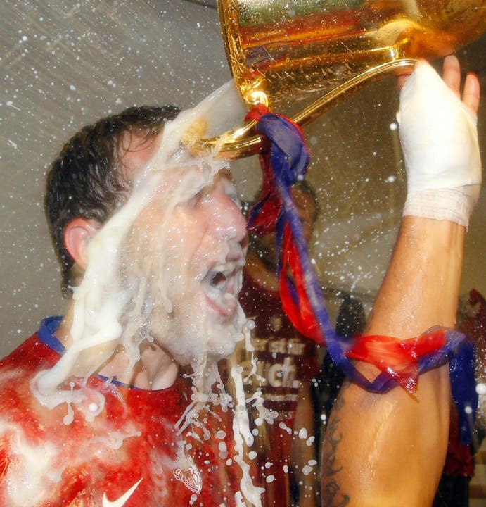 13. Titel, 2010: Der erste Triumph in einer beispiellosen Serie von 8 Titeln bis heute. Alex Frei geniesst die Champagner-Dusche aus dem Meisterpokal offensichtlich.