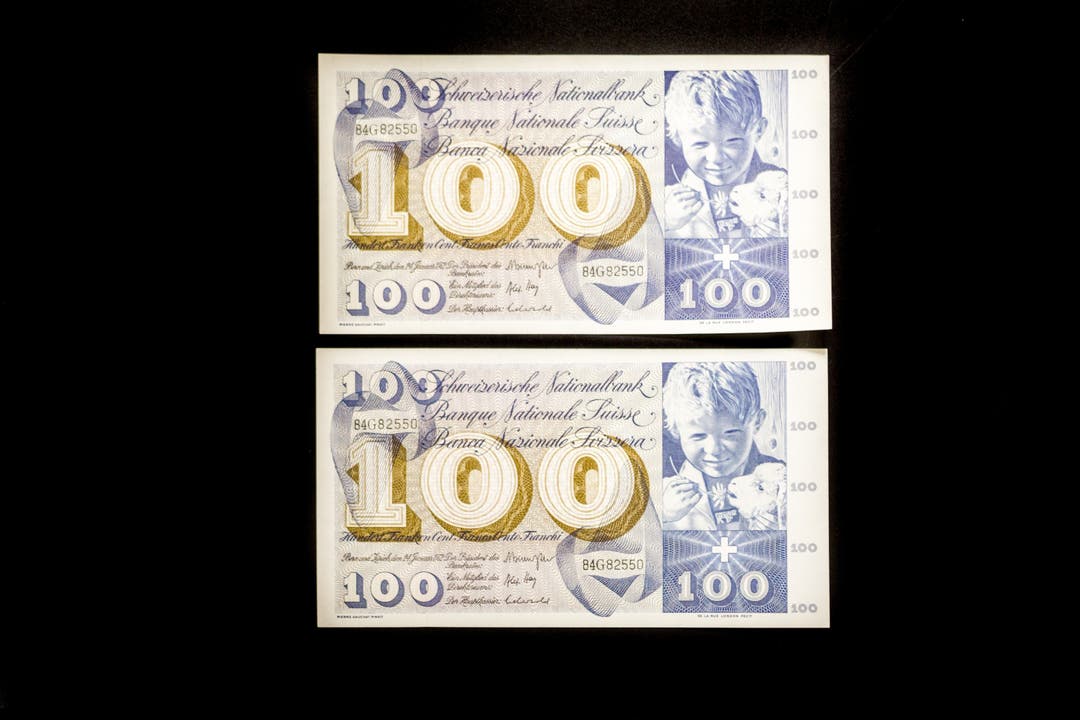 Impressionen aus dem Laden 100 Franken-Noten von 1972, Typ St. Martin aus der 5. Emission der Schweizerischen Nationalbank. Sie tragen exakt dieselbe Seriennummer. Die identische ( fehlerhafte ) Ausgabe zweier Banknoten mit derselben Seriennummer entstand durch eine Störung des Zählwerkstempels. Solche Fehler sind äusserst selten.