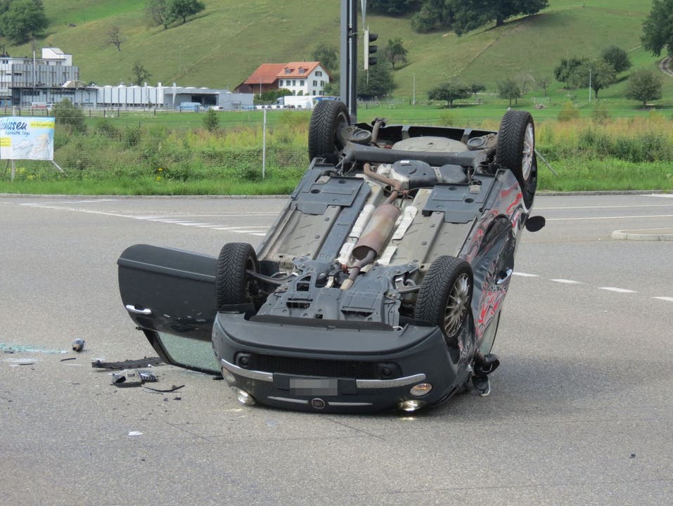 Würenlos (AG), 4. August Eine 50-jährige Autolenkerin überfährt ein Rotlicht und verursacht eine Kollision. Ihr Auto überschlägt sich. Beide Lenker werden leicht verletzt. Die Unfallverursacherin muss ihren Ausweis abgeben.