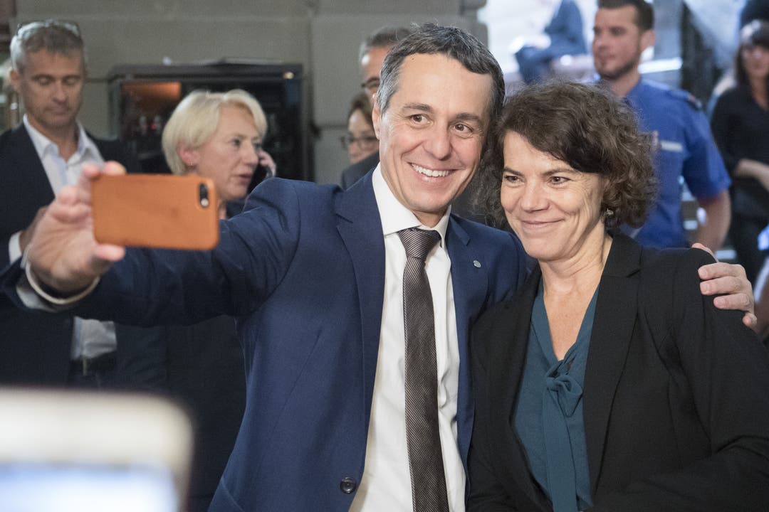 Ein Selfie mit der Mediensprecherin muss schon sein: Ignazio Cassis mit der stellvertretenden Leiterin der Parlamentsdienste Karin Burkhalter.