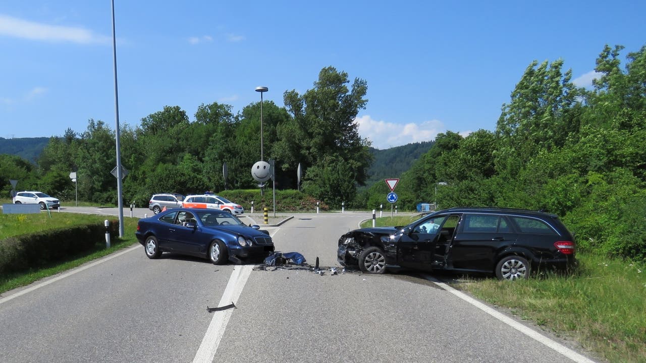 Sisseln (AG), 12. Juni Zwei Fahrzeuge erleiden Totalschaden nach einer Frontalkollision. Warum es zum Unfall kam, ist noch nicht geklärt.