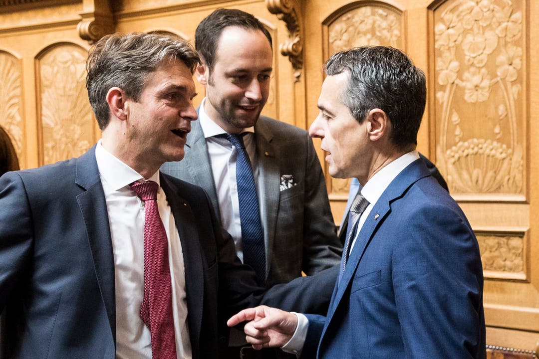 Bundesratskandidat Ignazio Cassis (rechts) diskutiert mit Christian Wasserfallen (FDP, Bern, Mitte) und dem Zürcher Interimspräsident der FDP-Fraktion, Beat Walti.
