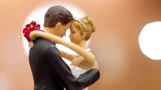 Zwei Figuren auf einer Hochzeitstorte (Symbolbild)