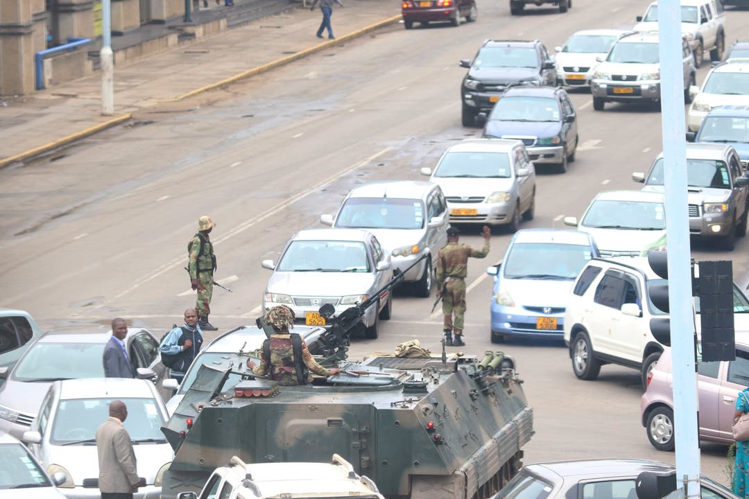 Ein Panzer blockiert die Hauptstrasse zum Gebäude, in dem sich die offiziellen Büros von Präsident Robert Mugabe befinden.