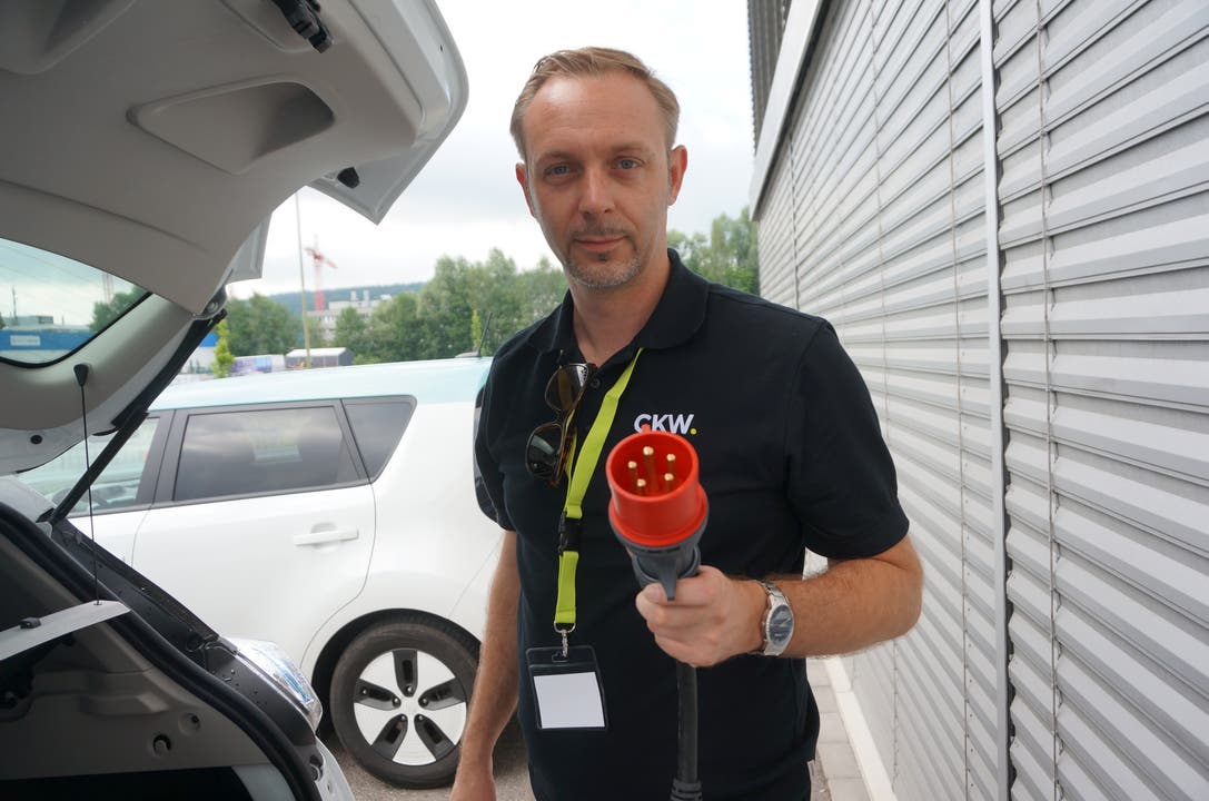  Fahrer Martin Waldau von den Centralschweizerischen Kraftwerken zeigt den fünfpoligen Industriestecker, der für das Aufladen eines Renault Zoe nötig ist. Das Aufladen dauert vier Stunden.