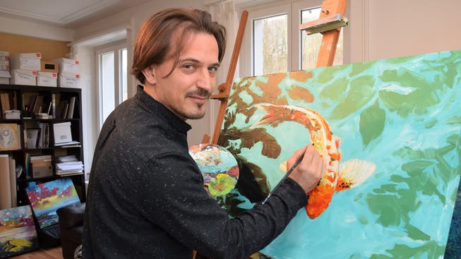 Fast alles ist bereit für die Ausstellung: «Es fehlt nicht mehr viel», sagt Künstler Nik Përgjokaj, hier an der Arbeit in seinem Atelier in Villigen.