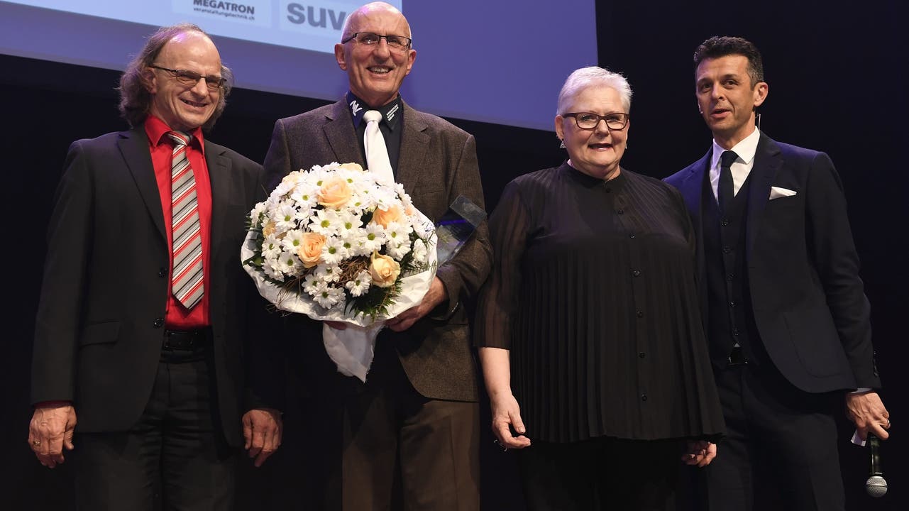 Der Preis der Vereinigung Aargauer Sportjournalisten VASJ überreicht durch Vizeprasident Wolfgang Rytz, zusammen mit Frau Gemeindeammann Marlene Koller von Untersiggenthal und Moderator Jann Billeter (ganz rechts).