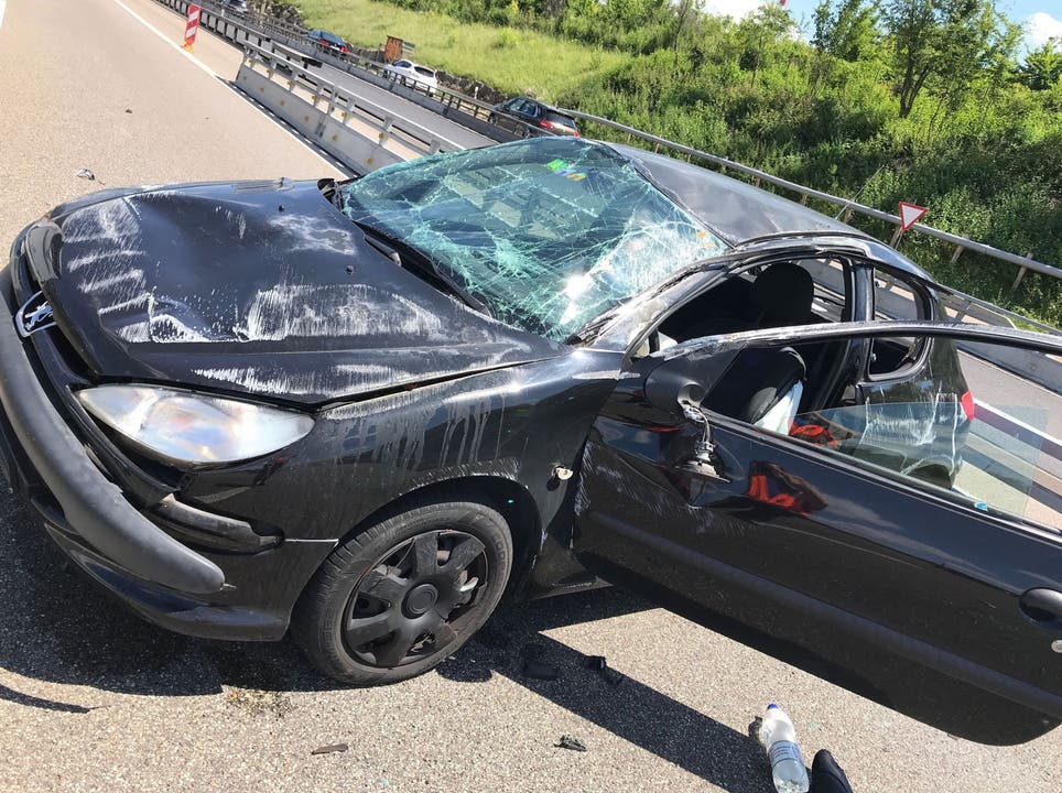 Muttenz BL, 18. Juni Ein 23-Jähriger verunfallte auf der A2 bei Muttenz. Er kollidierte mit der Leitplanke, sein Wagen überschlug sich und rutschte mehrere Meter auf dem Dach über die Fahrbahn. Das Auto erlitt Totalschaden, der Lenker blieb unverletzt.
