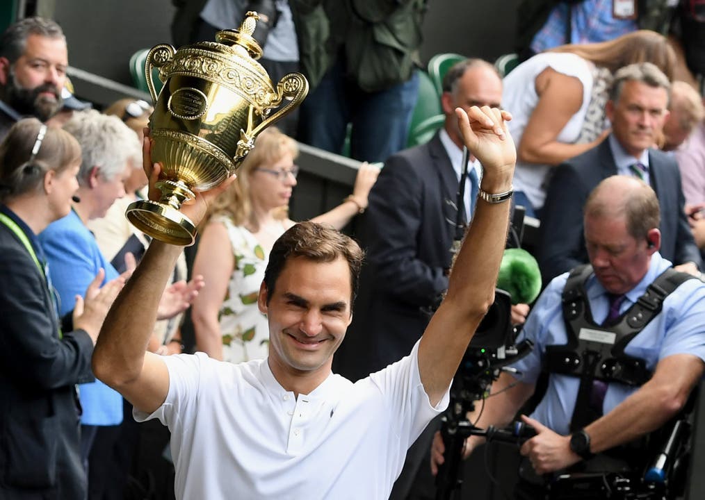 Roger Federer und der Wimbledon-Pokal - Bilder zum Geniessen.