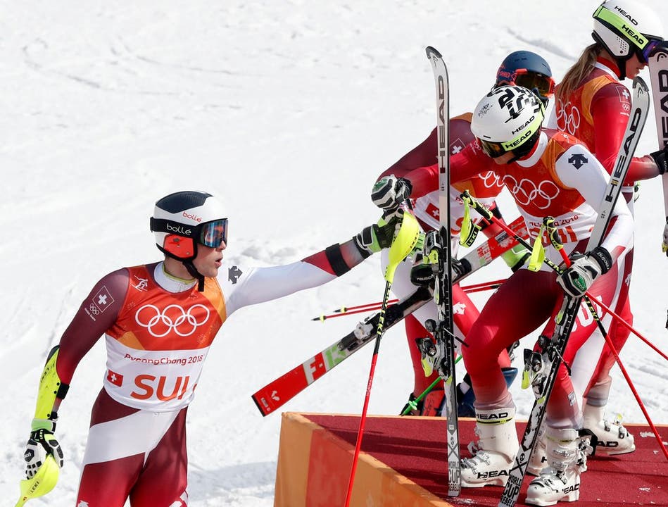 Die Schweizer bejubeln ihre Goldmedaille im Teamevent.