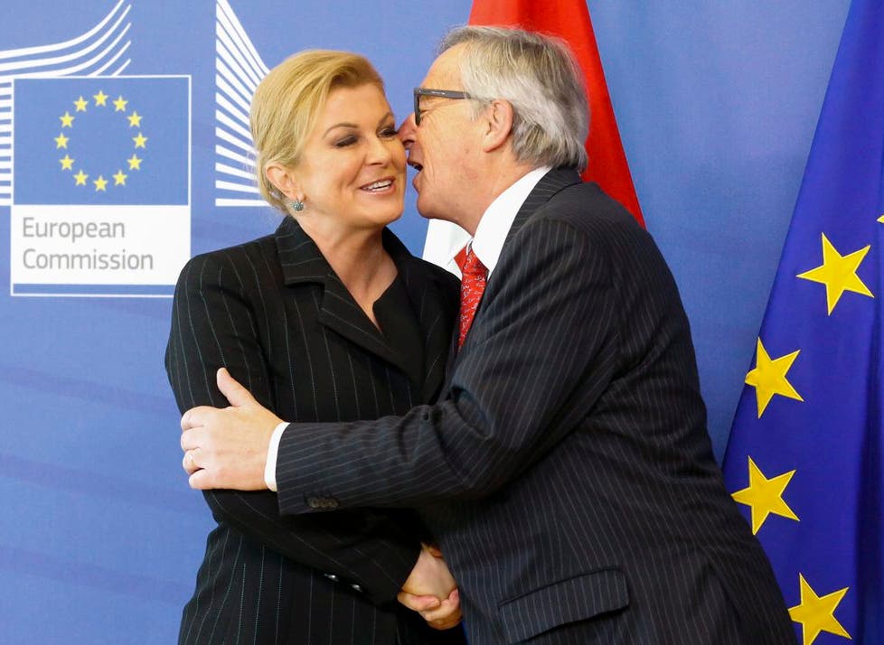 Juncker küsst die kroatische Präsidentin Kolinda Grabar-Kitarovic Das Treffen fand im April 2015 statt. Auch die Präsidentin weiss: Jetzt wird geküsst. Der Handschlag reichte Juncker nicht.