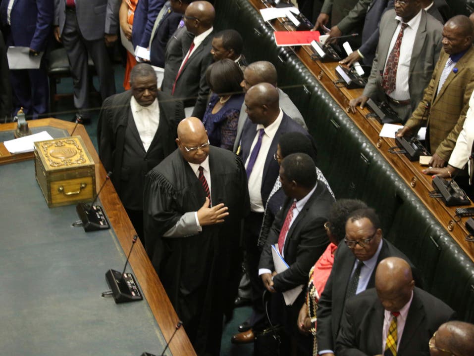 Parlamentspräsident Jacob Mubenda (Bildmitte mit schwarzer Robe und Brille) sagte, das Amtsenthebungsverfahren sei "beispiellos in der Geschichte des unabhängigen Simbabwe".