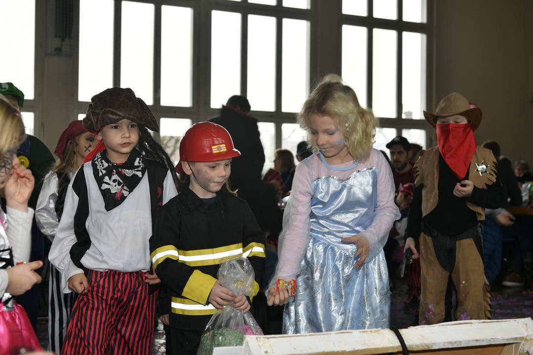 Neben den vielen Piraten waren auch Bauarbeiter und Prinzessinnen an der Kinderfasnacht in Arch anzutreffen.