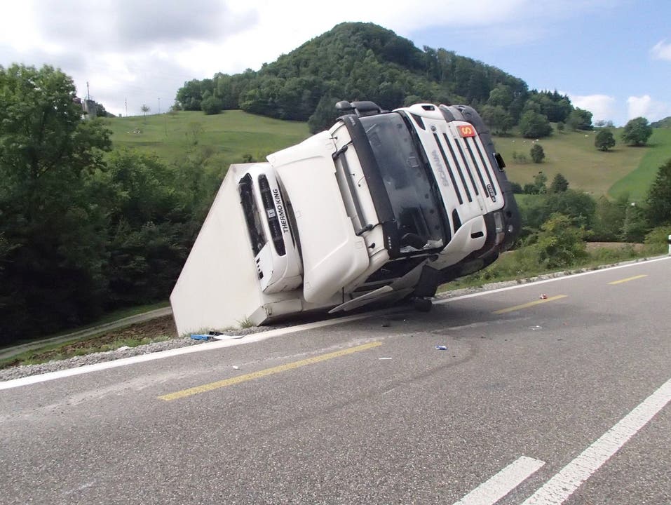 Densbüren (AG), 21. August Ein LKW-Fahrer verliert auf der Staffelegg beim bergabwärts fahren die Kontrolle, das Fahrzeug überschlägt sich. Der Lenker wird nicht verletzt.