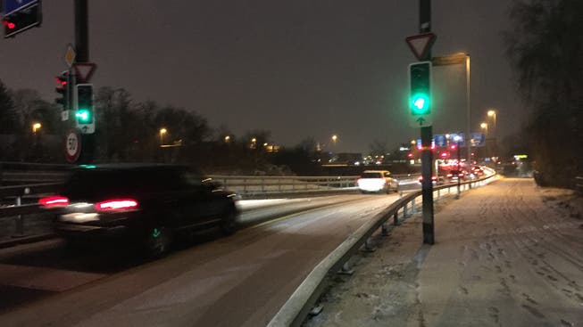 Verschneite Strassen sorgen seit heute Morgen für Verkehrschaos.