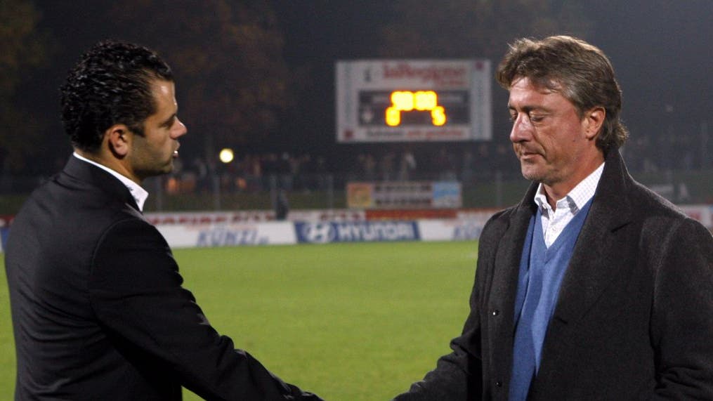 2008 bis 2009 amtet Schällibaum in Bellinzona. Hier schüttelt er dem damaligen St. Gallen-Trainer Uli Forte die Hand.