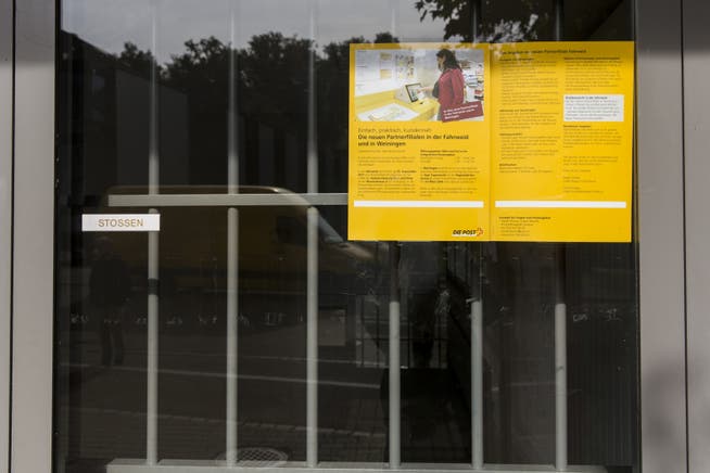 Die Gittertüre der bisherigen Poststelle Fahrweid bleibt für immer zu. Die Poststelle Weiningen schliesst im März und jene in Uitikon wird überprpüft. Welche Filiale muss als nächstes dran glauben?