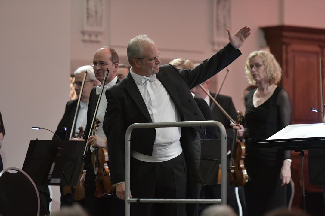 Das London Concert Symphony Orchestra ist unter der Leitung von Manfred Obrecht.
