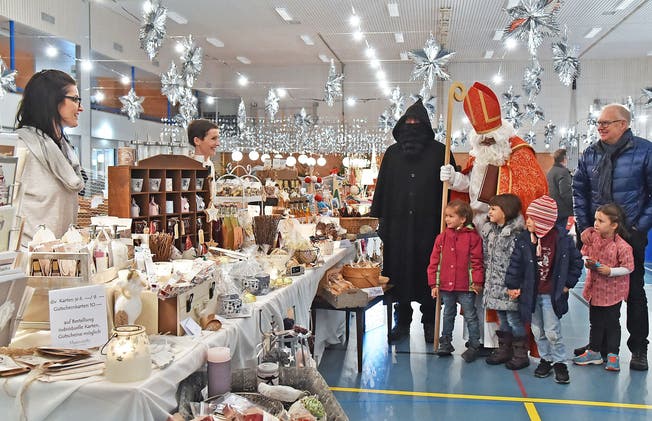 Auch der Samichlaus besucht den Weihnachtsmarkt. In der Mediathek des Primarschulhauses dürfen die Kinder nachher ihre Versli aufsagen.