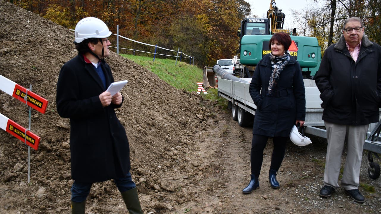 Loch in Habsburg Johannes Jenny, Geschäftsführer von Pro Natura Aargau, informiert Einwohner, Gemeindevertreter und Medienschaffende über die aktuelle Situation.